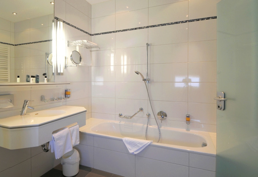 Modernes Badezimmer im Ringhotel Loew's Merkur mit Badewanne und stilvollem Design