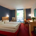 Modernes Doppelzimmer mit Balkon und gemütlicher Ausstattung für einen perfekten Silvesterurlaub