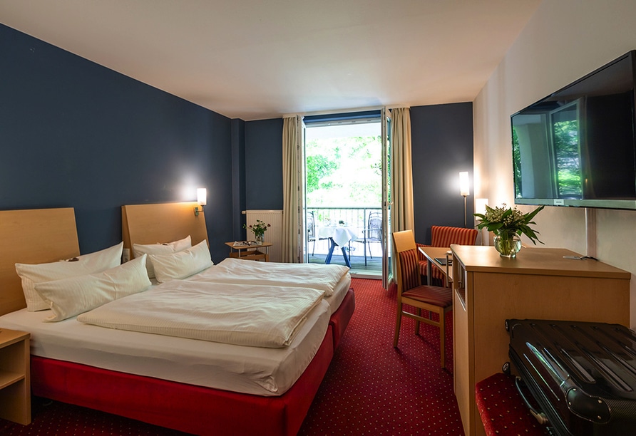 Modernes Doppelzimmer mit Balkon und gemütlicher Ausstattung für einen perfekten Silvesterurlaub