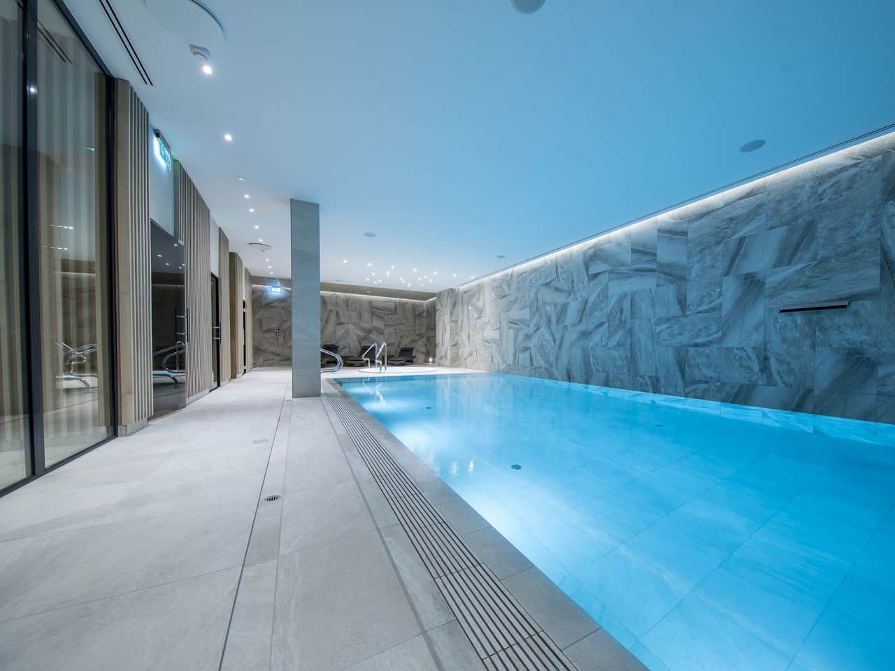 Stilvoller Indoor-Pool im Baltivia Baltic Sea Resort für Silvesterurlaub