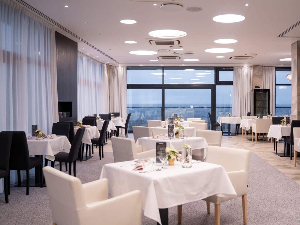 Festlich gedecktes Restaurant mit Meerblick im Baltivia Baltic Sea Resort
