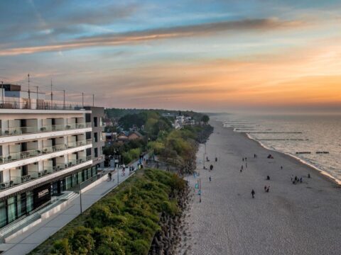 Blick auf das Baltivia Baltic Sea Resort mit Strand zum Silvesterurlaub