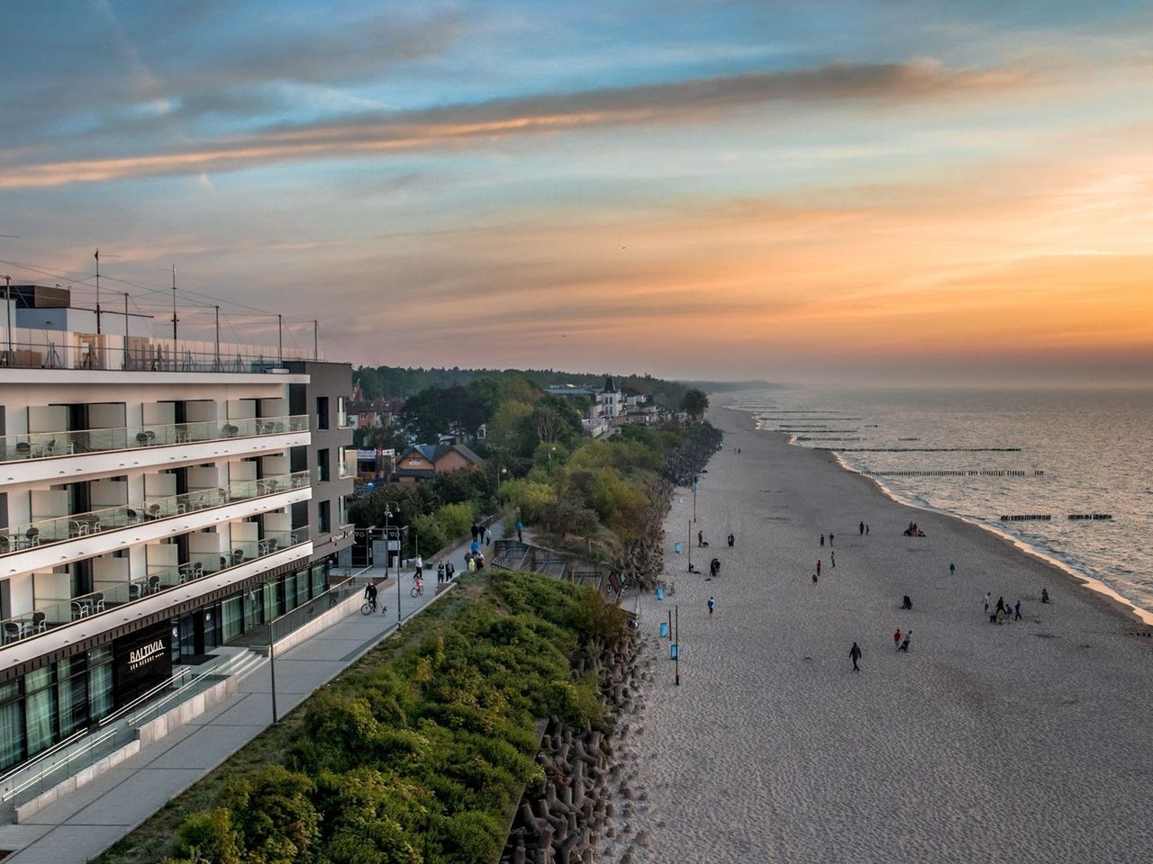 Blick auf das Baltivia Baltic Sea Resort mit Strand zum Silvesterurlaub