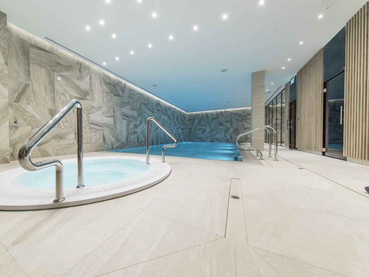 Entspannungsbereich mit Pool und Whirlpool im Baltivia Baltic Sea Resort