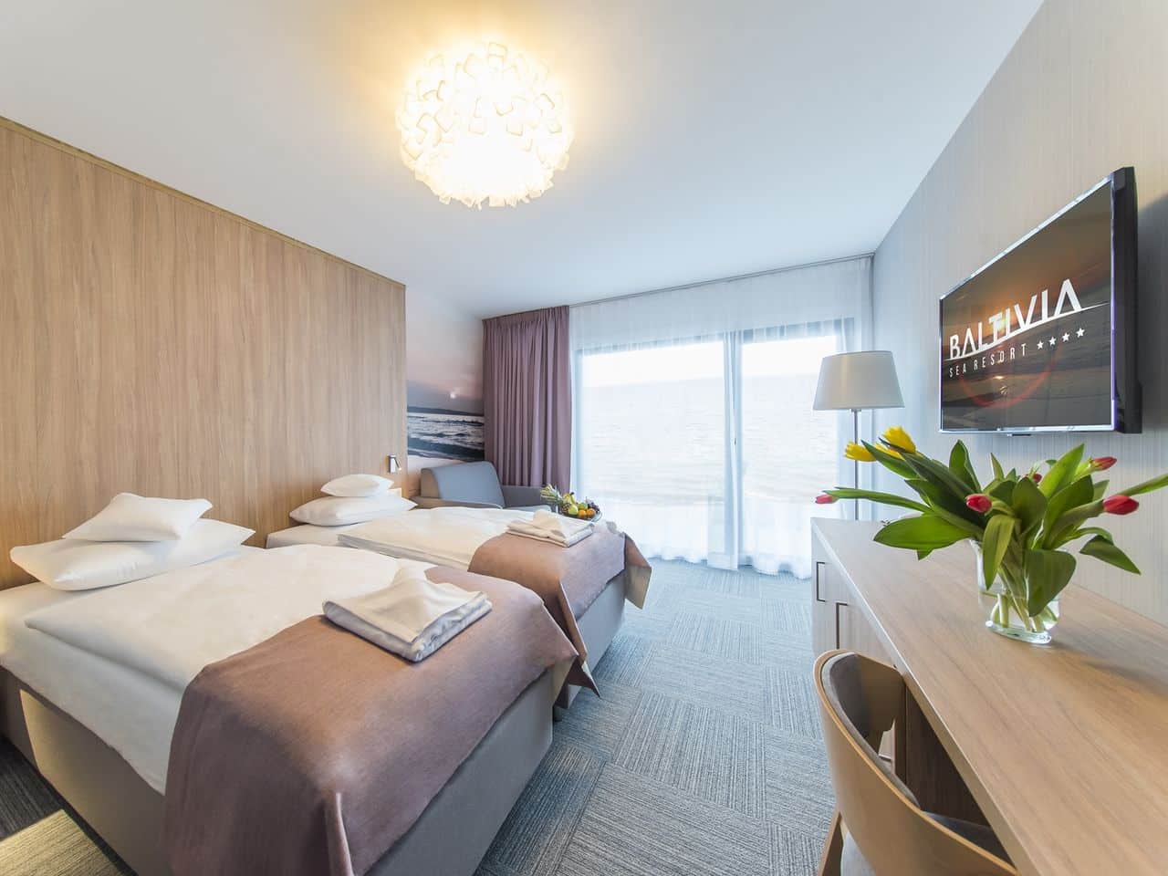 Modernes Doppelzimmer mit Meerblick im Baltivia Baltic Sea Resort