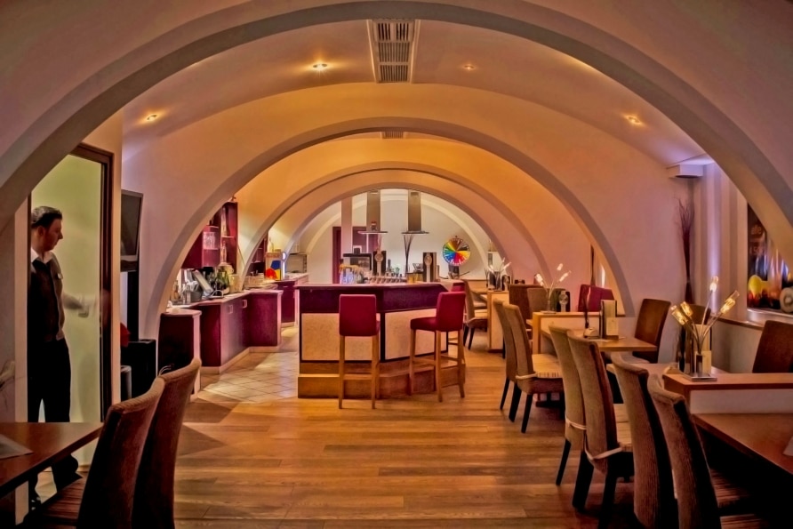 Stilvolle Bar mit Gewölbedecke im AktiVital Hotel zu Silvester