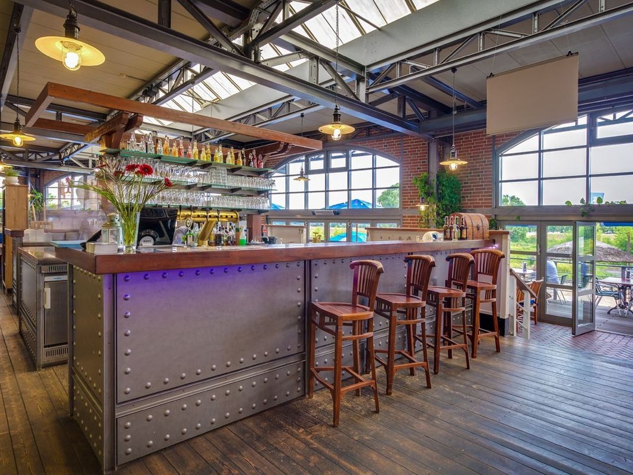 Elegante Bar im Hotel Dömitzer Hafen, perfekt für Silvester-Drinks