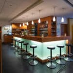 Stilvolle Bar mit moderner Beleuchtung im Hotel Mainpromenade – ideal für einen Drink an Silvester