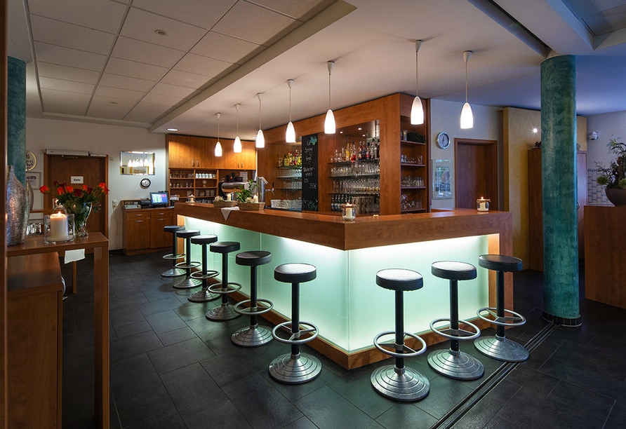 Stilvolle Bar mit moderner Beleuchtung im Hotel Mainpromenade – ideal für einen Drink an Silvester