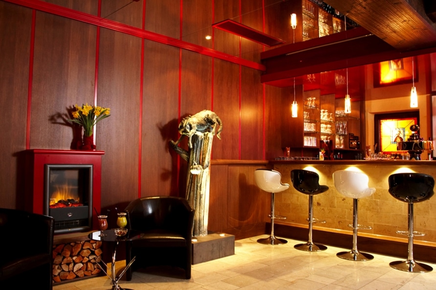 Eleganter Barbereich mit Kamin im Hotel Resort Birkenhof zu Silvester