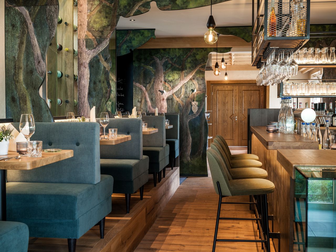 Gemütliche Bar im Parkhotel Emstaler Höhe mit einzigartigem Waldambiente – perfekt für die Silvesterfeier.