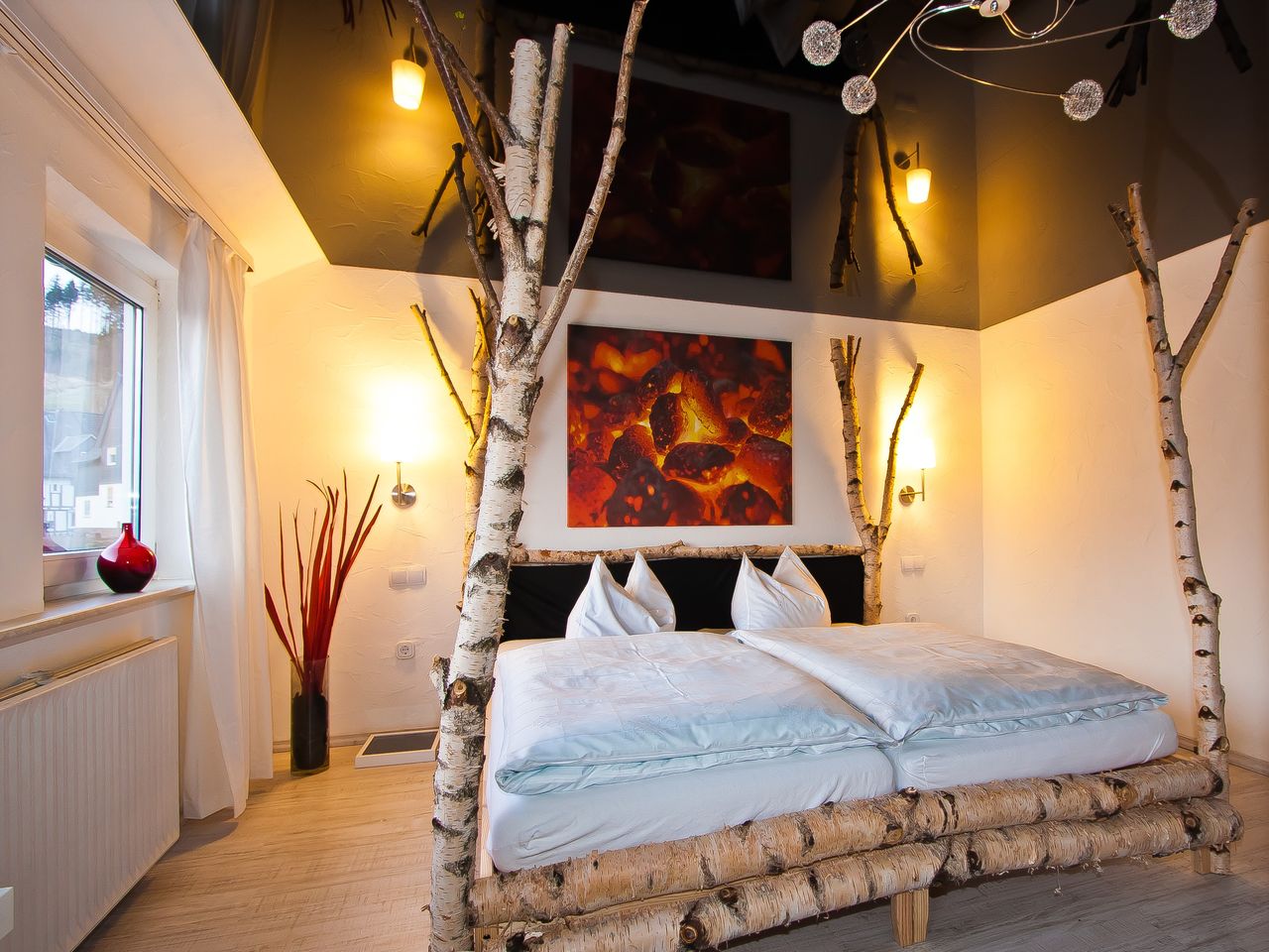 Stilvolles Baumzimmer mit individueller Dekoration im Landidyll Hotel, ideal für Silvesterreisende.