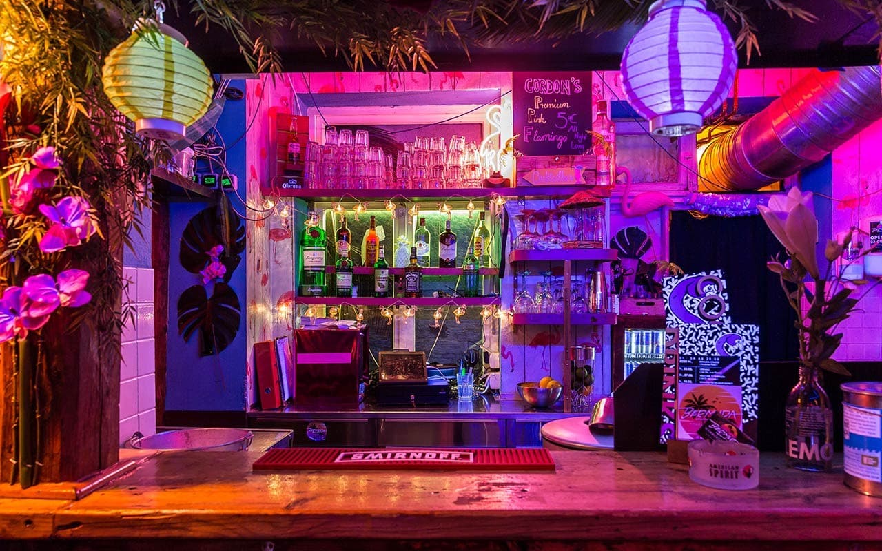 Beleuchtete Theke in der Bermuda Bar, bereit für die Silvesterfeierlichkeiten
