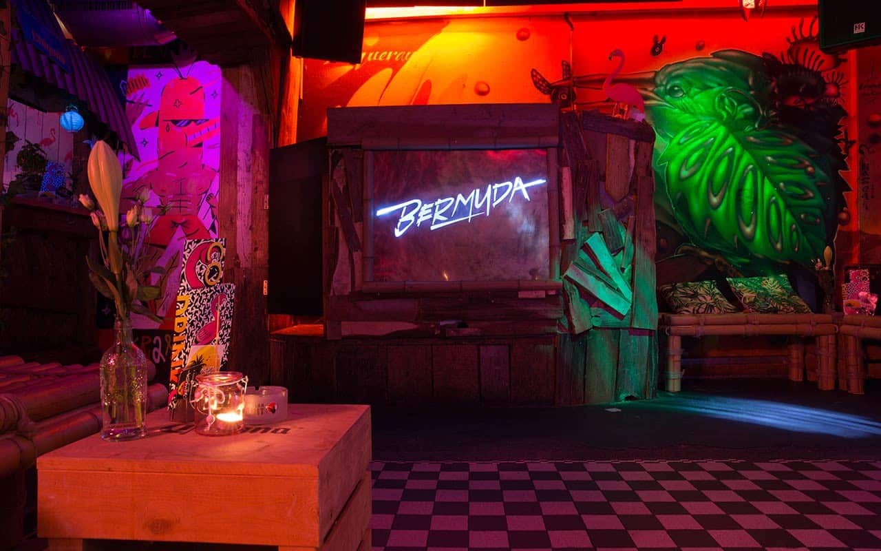 Neonbeleuchtung und gemütliche Atmosphäre in der Bermuda Bar für die Silvesternacht