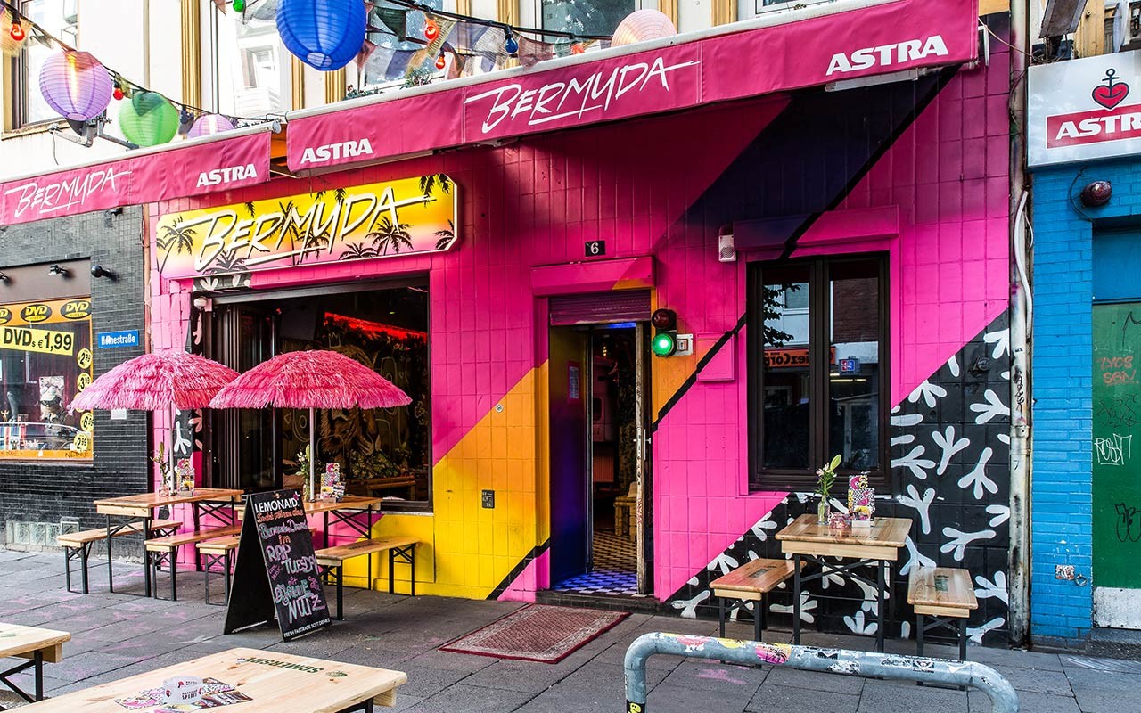 Farbiger Eingangsbereich der Bermuda Bar auf St. Pauli für die Silvesterfeier