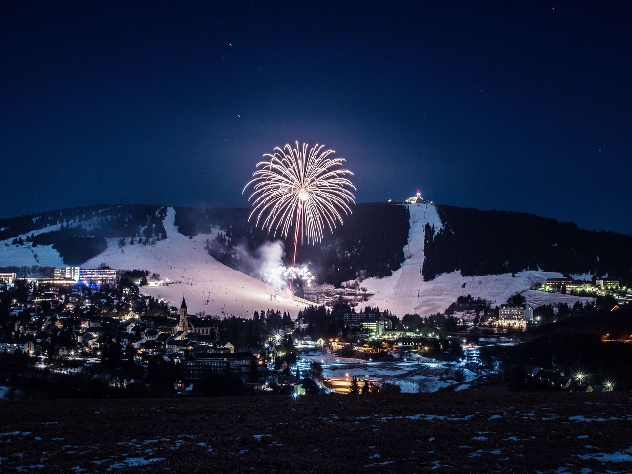 Spektakuläres Silvesterfeuerwerk über Oberwiesenthal – Ein unvergesslicher Jahreswechsel im Best Western Ahorn Hotel Oberwiesenthal