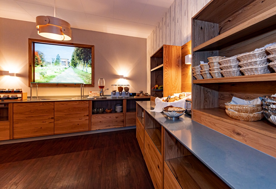 Gemütlicher Buffetbereich mit Holzdesign im Hotel & Restaurant Bayerischer Hof an Silvester