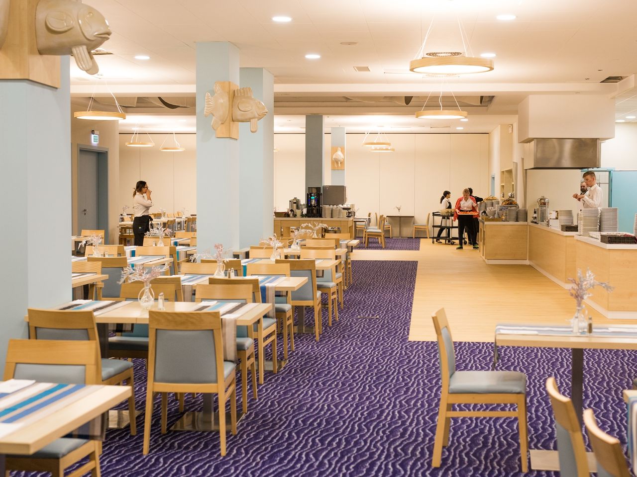 Modernes Buffetrestaurant mit lila Teppich im INTERFERIE MEDICAL SPA - Hotel zu Silvester