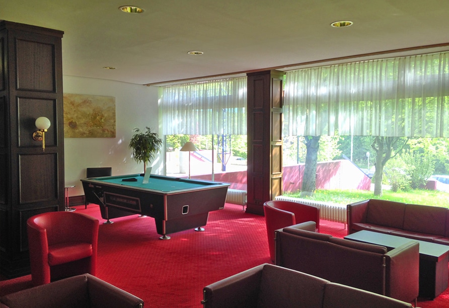 Gemütliche Lounge mit Billardtisch im Carea Residenz Hotel Harzhöhe