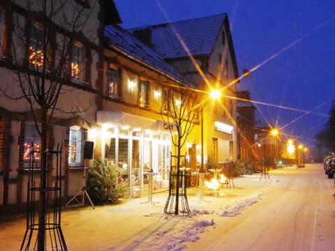 Winterliche Außenansicht des City Hotel Welzow mit Beleuchtung
