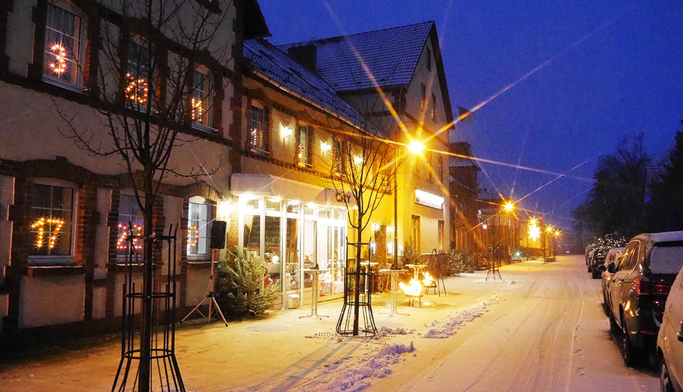 Winterliche Außenansicht des City Hotel Welzow mit Beleuchtung