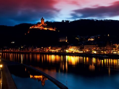 Silvester in Cochem mit Blick auf die beleuchtete Reichsburg bei Nacht