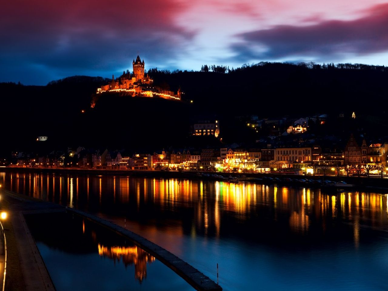 Silvester in Cochem mit Blick auf die beleuchtete Reichsburg bei Nacht