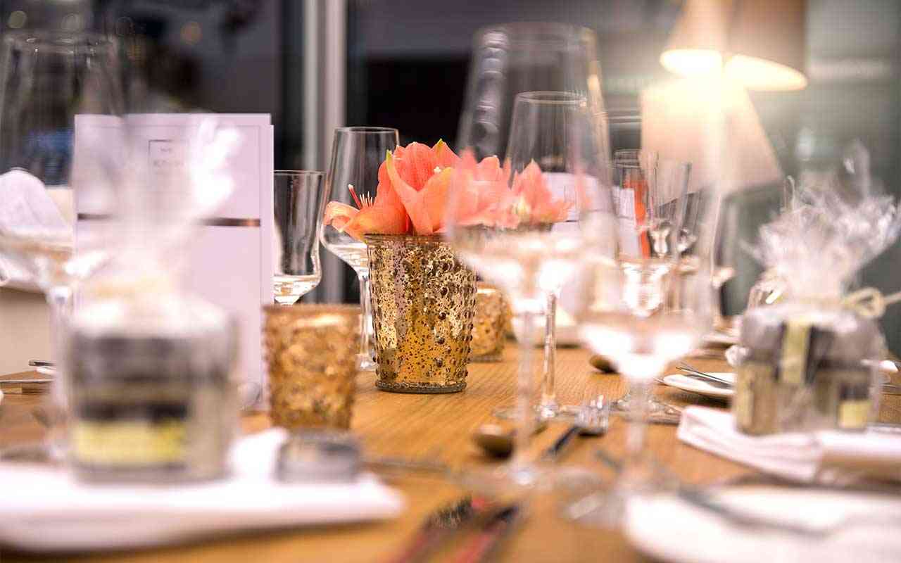 Goldene Kerzenhalter und elegante Tischdeko für das Silvester-Event