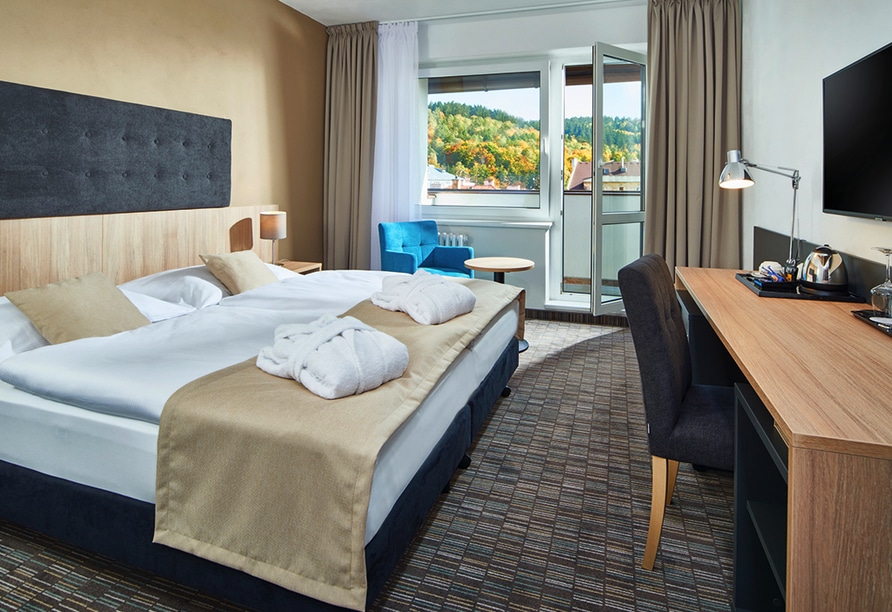 Modern eingerichtetes Deluxe-Zimmer mit Balkon im Spa Hotel Devin