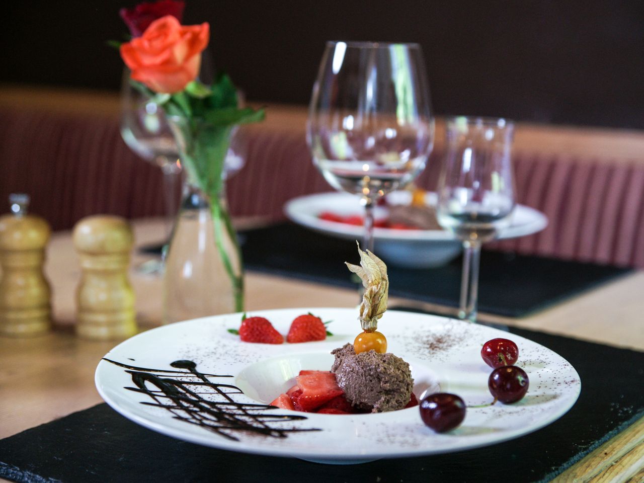 Feines Dessert mit Früchten und Schokolade, serviert im Restaurant des Landidyll Hotels zu Silvester.