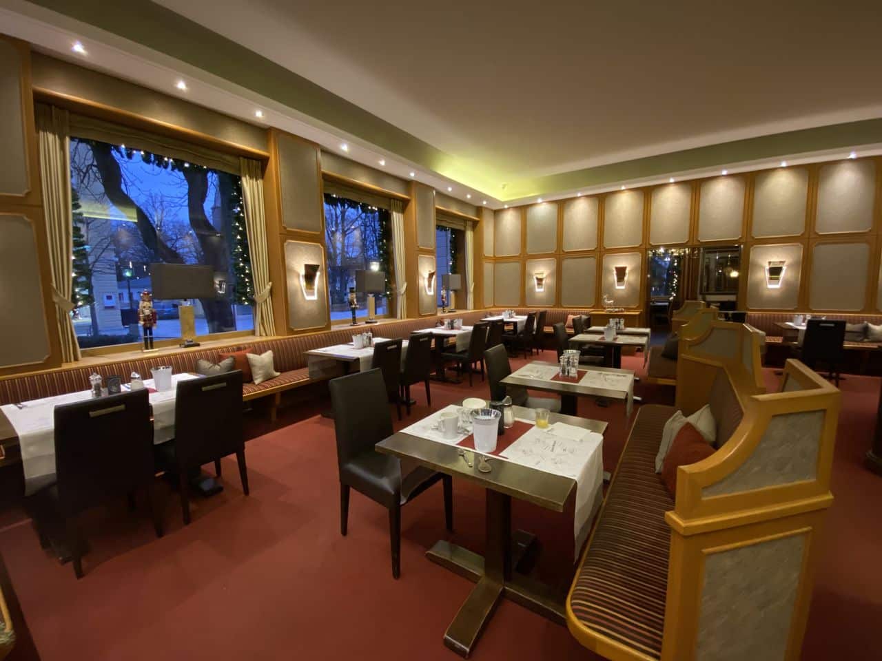 Festlich dekoriertes Restaurant im DEVA Parkhotel Traunstein zu Silvester