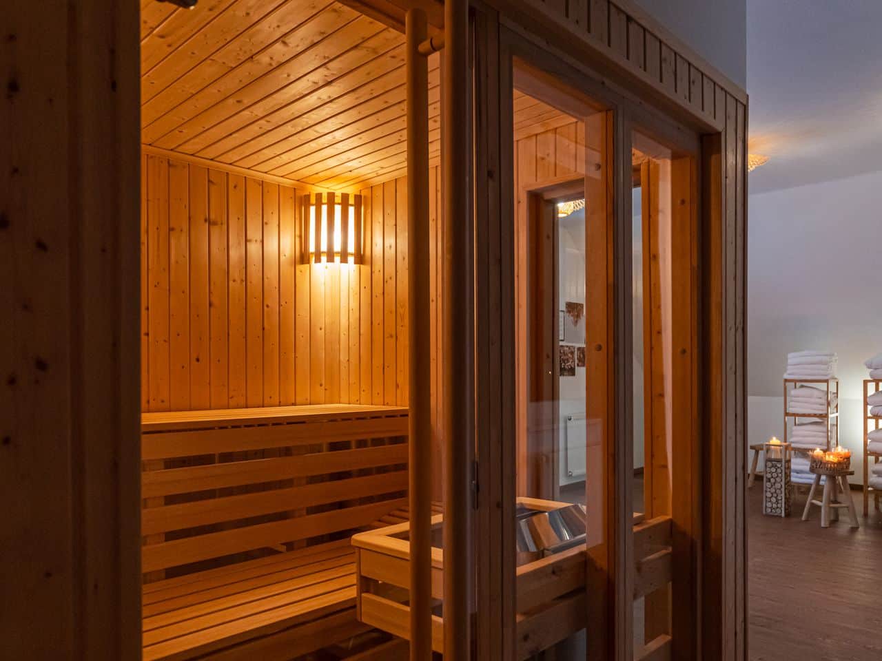 Sauna aus Holz im DEVA Parkhotel Traunstein für entspannte Silvesterstunden