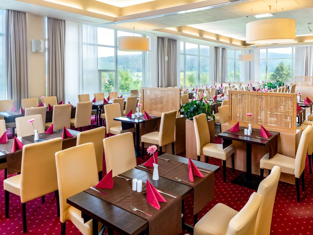 Festlich gedecktes Restaurant für das Silvester-Dinner im AHORN Berghotel Friedrichroda