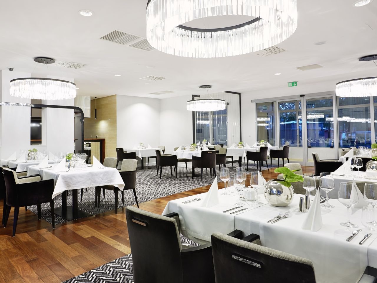 Festlich gedeckter Restaurantbereich im DIUNE Hotel & Resort zu Silvester