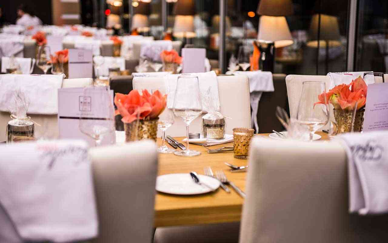 Elegant gedeckte Tische für das Silvester-Event in der VLET Kochschule