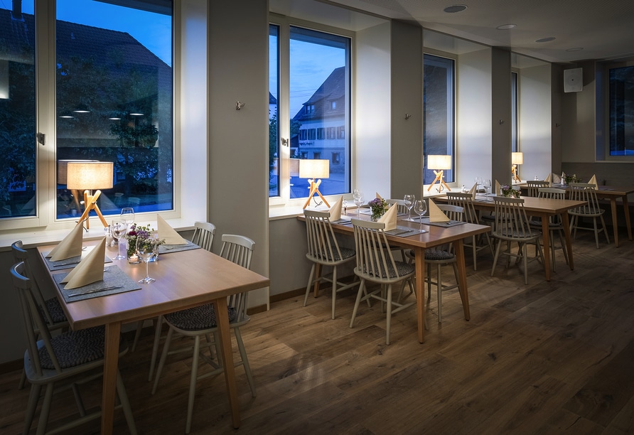 Festlich gedeckte Tische im Restaurant des Hotel Sonnenhof Teinachtal