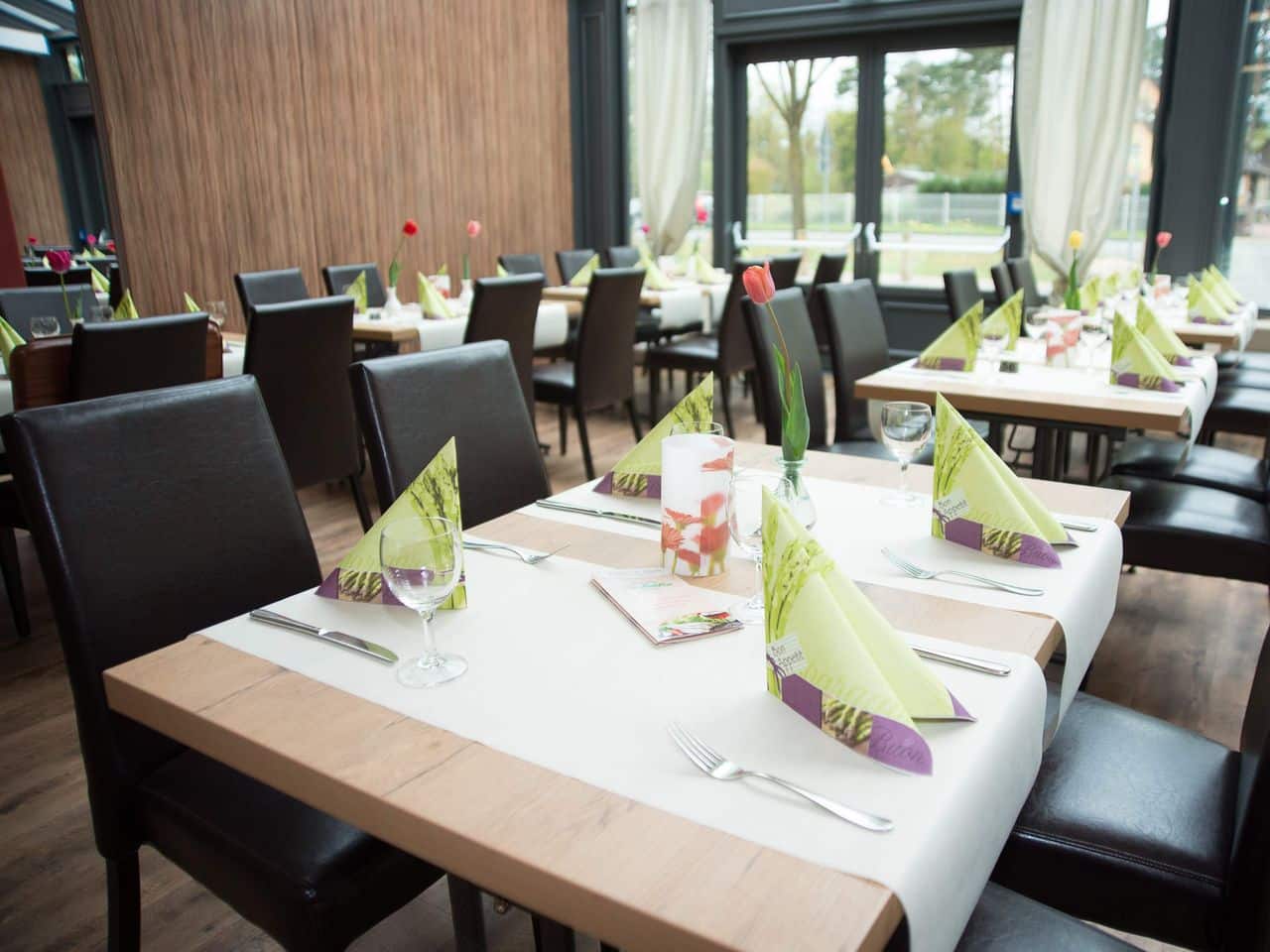 Festlich gedecktes Restaurant für das Silvester Dinner im Hotel zur Heideblüte