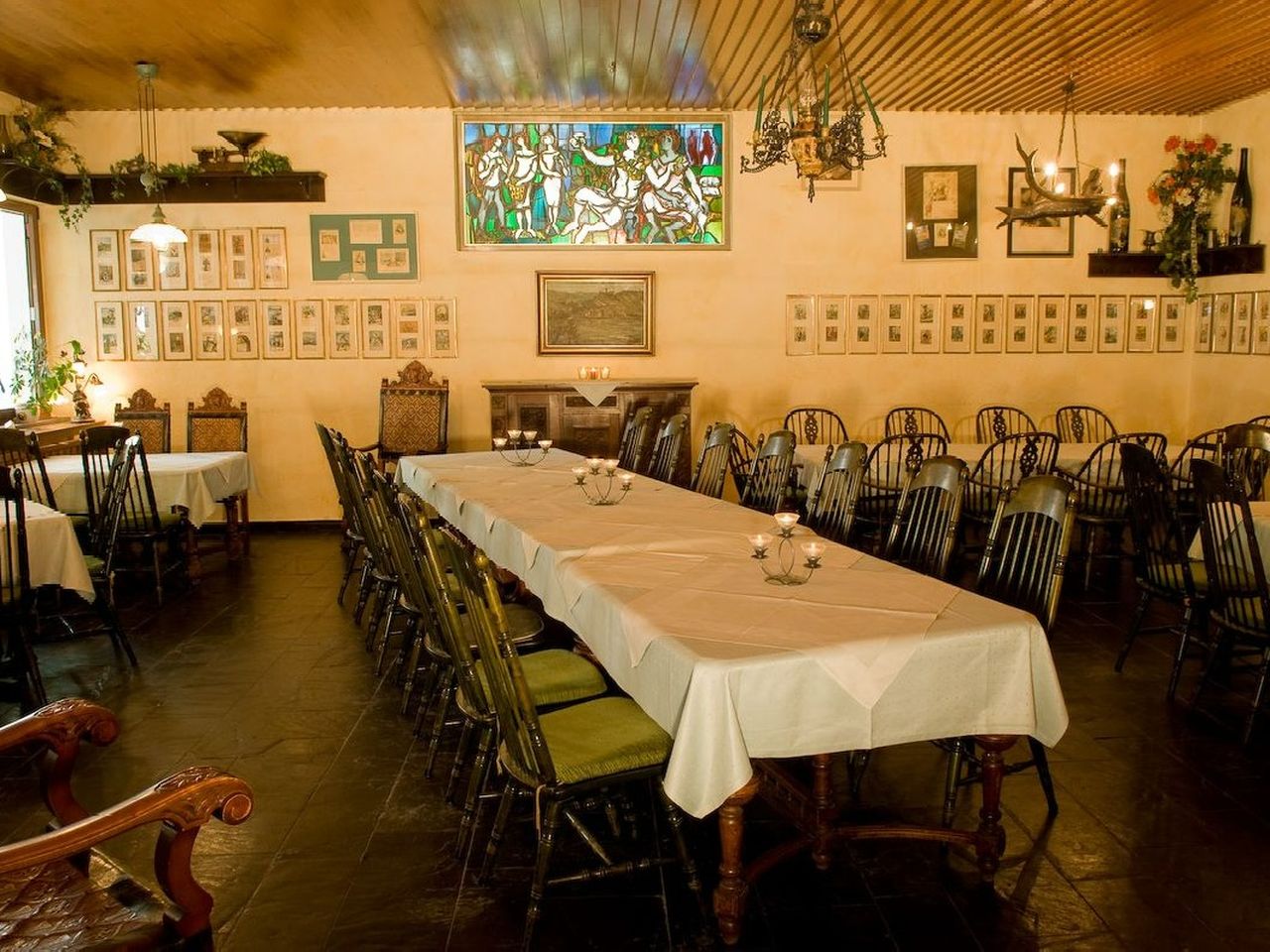 Festlich gedeckter Tisch im Restaurant des Moselstern-Hotels Brixiade & Triton