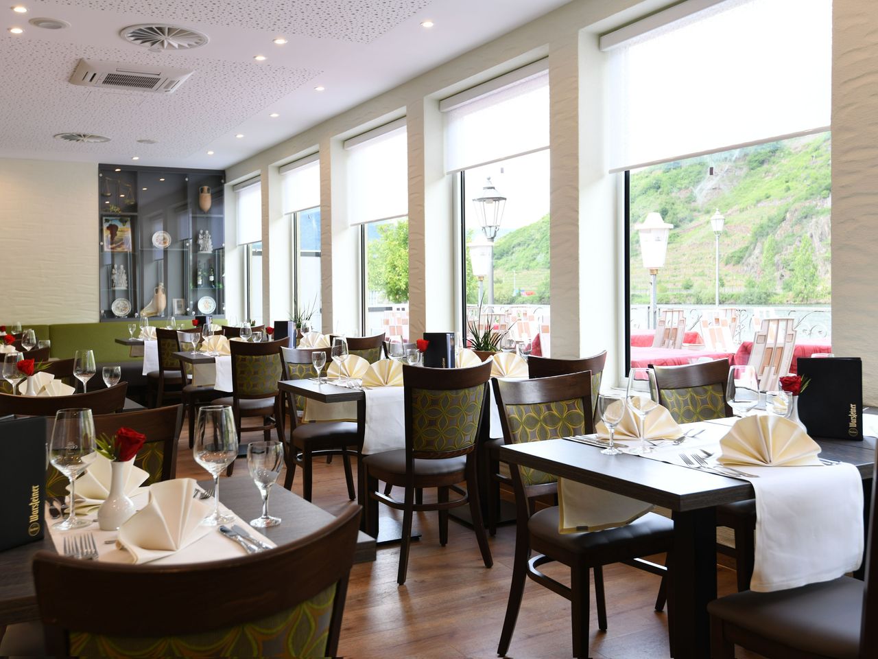 Festlich gedecktes Restaurant für das Silvester-Dinner an der Mosel