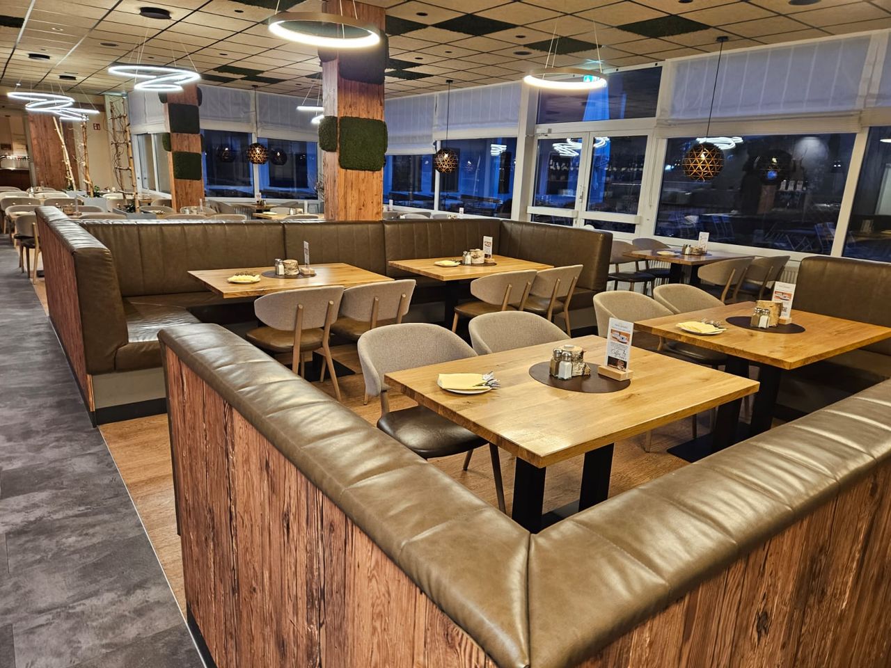 Modernes und gemütliches Restaurant im Panoramic - Ihr Apartmenthotel, perfekt für das Silvester-Dinner.