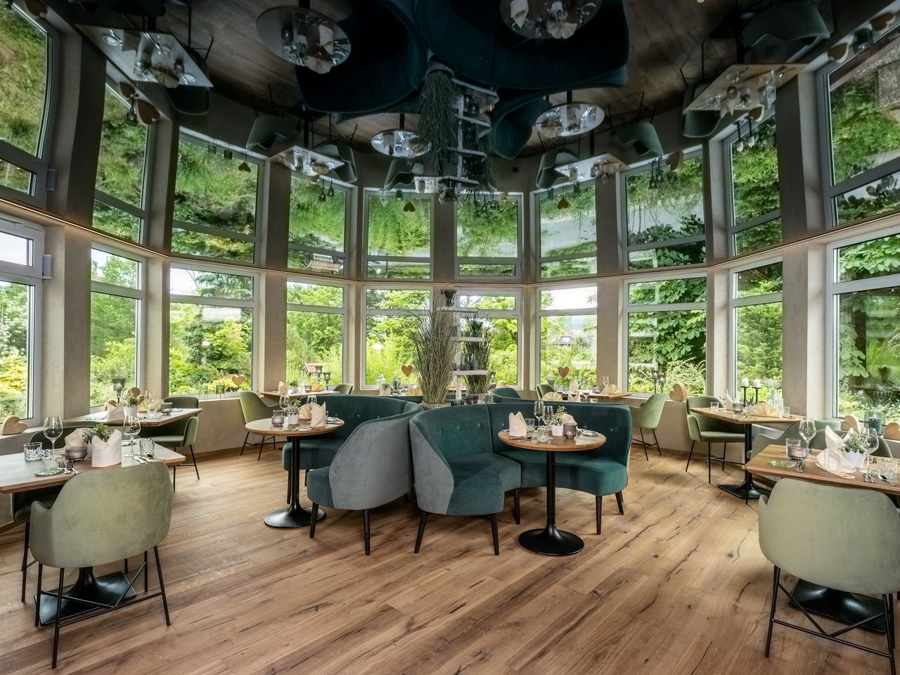 Elegantes Restaurant im Parkhotel Emstaler Höhe für das Silvester-Dinner mit Blick ins Grüne.