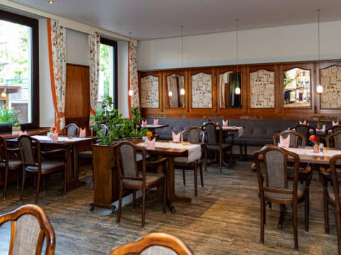 Stilvoll gedeckte Tische im Restaurant des Hotel & Restaurant Bayerischer Hof für das Silvesterdinner