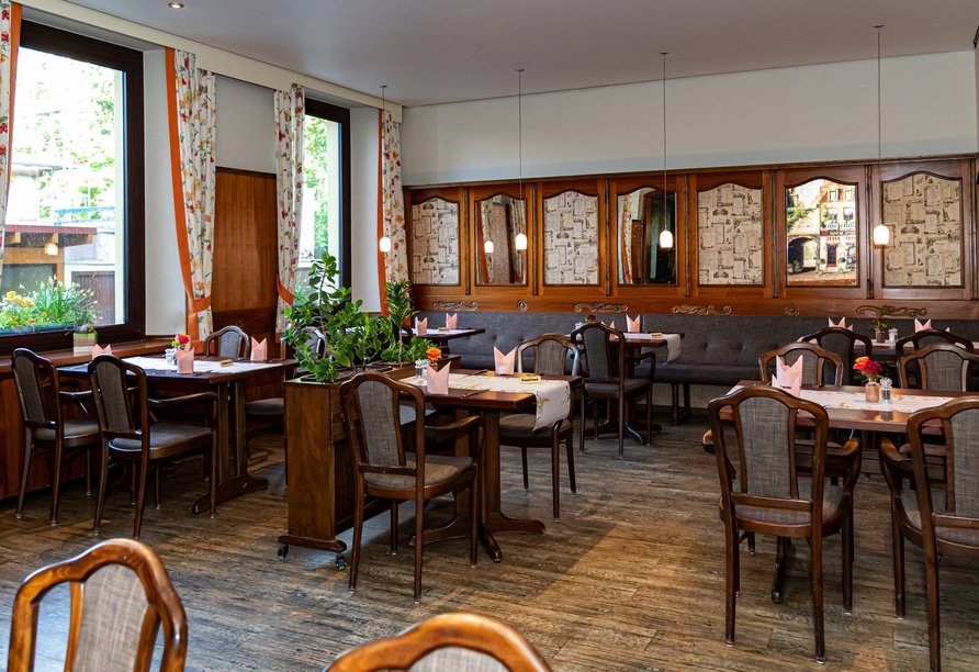 Stilvoll gedeckte Tische im Restaurant des Hotel & Restaurant Bayerischer Hof für das Silvesterdinner