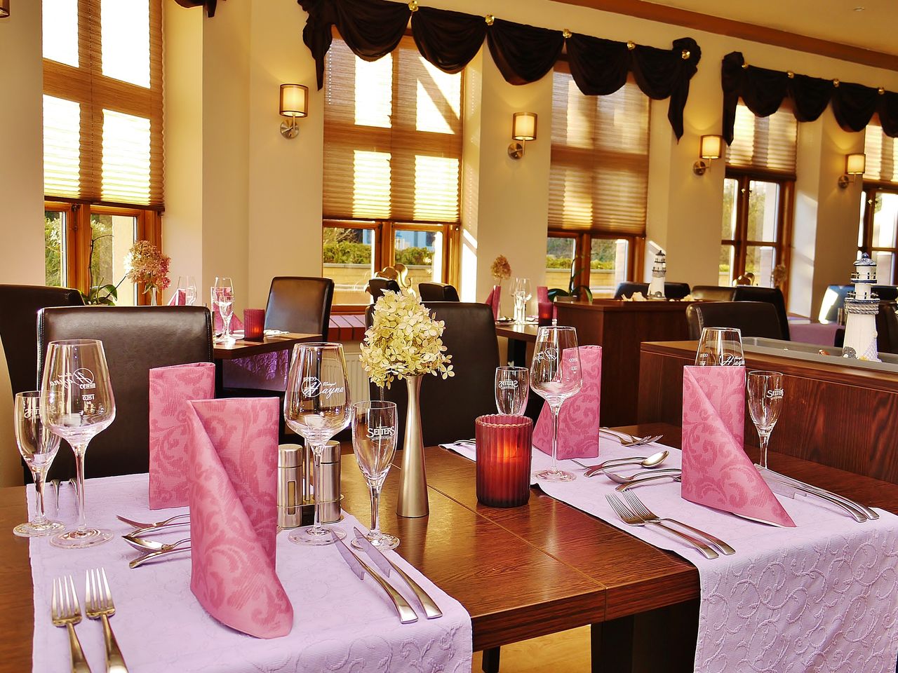 Elegant gedeckter Tisch für das Silvester-Dinner im Restaurant
