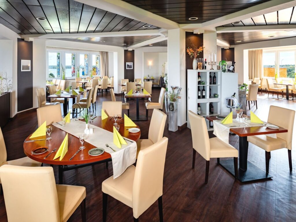 Stilvolles Restaurant im AHORN Seehotel Templin mit festlich gedeckten Tischen für das Silvesterdinner