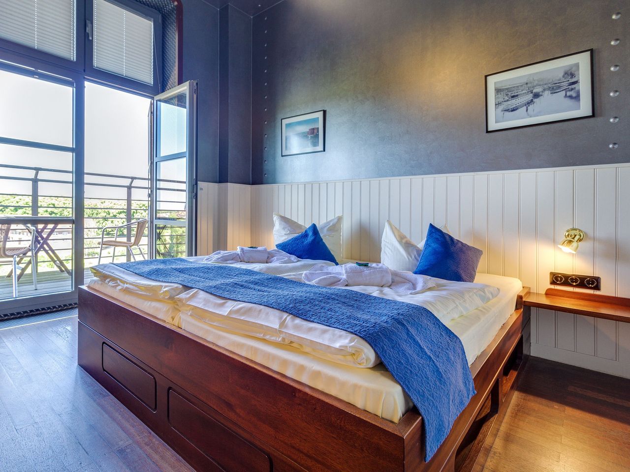 Maritim gestaltetes Doppelzimmer mit Balkon im Hotel Dömitzer Hafen