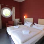 Modern eingerichtetes Doppelzimmer mit gemütlichem Bett im Hotel Mainpromenade für Silvester