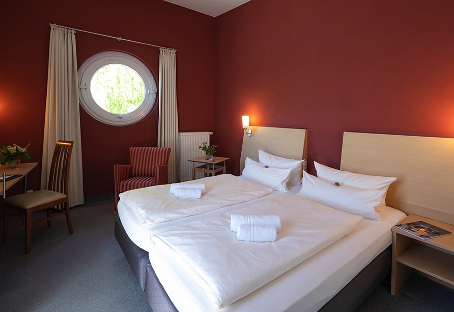 Modern eingerichtetes Doppelzimmer mit gemütlichem Bett im Hotel Mainpromenade für Silvester