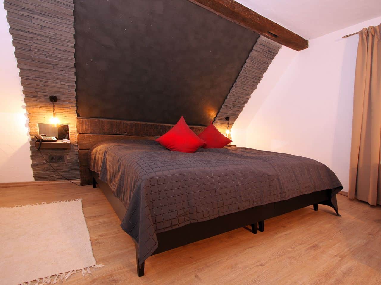 Elegantes Doppelzimmer mit Holzakzenten im Landidyll Hotel, perfekt für eine entspannte Silvesternacht.