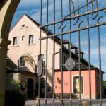 Historisches Eingangstor des AKZENT Hotel Franziskaner in Dettelbach, ideal für Ihren Silvesterurlaub im fränkischen Weinland.